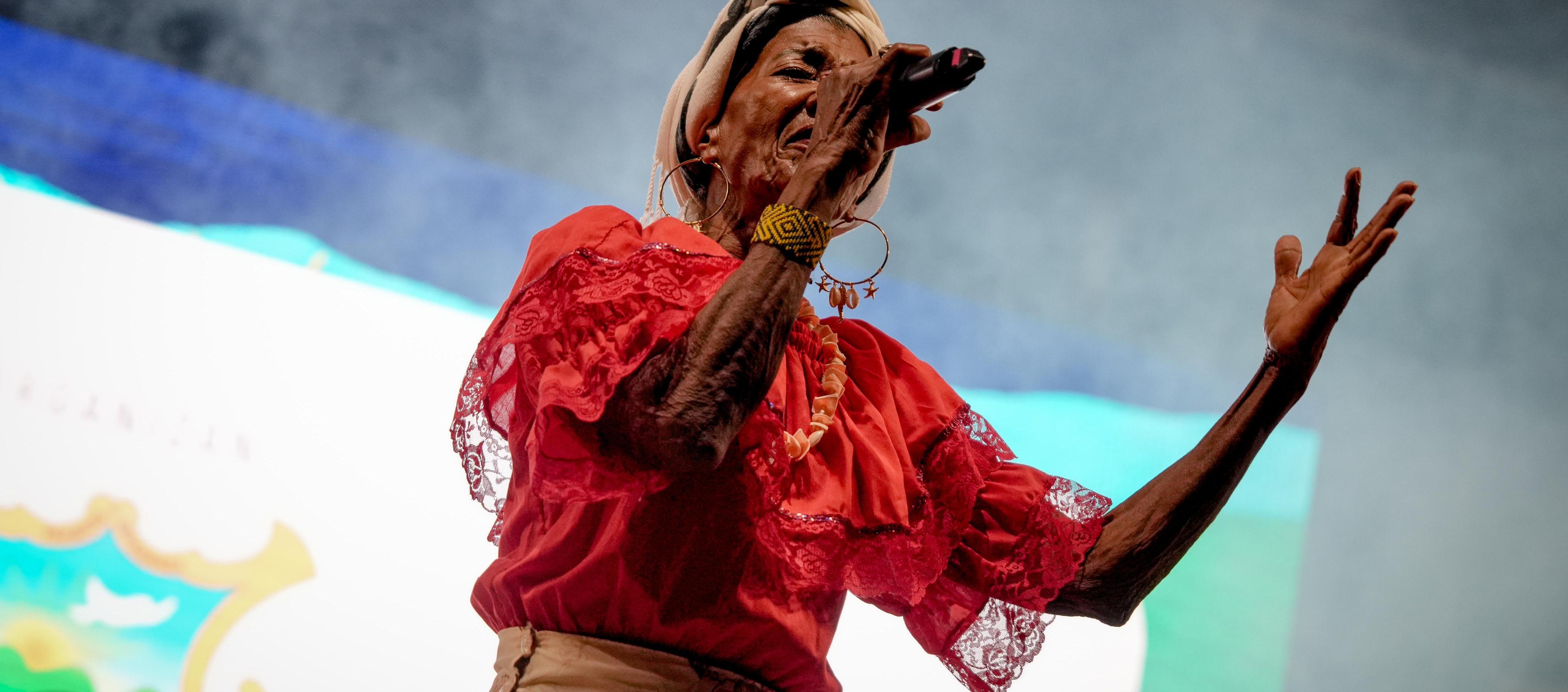 Pabla Flores cantó a ritmo de bullerengue