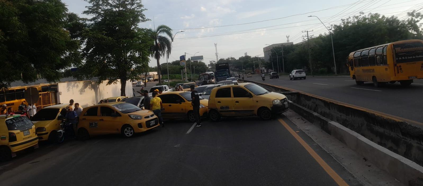 El bloqueo de los taxistas a la altura de Transmecar, en la vía Oriental.