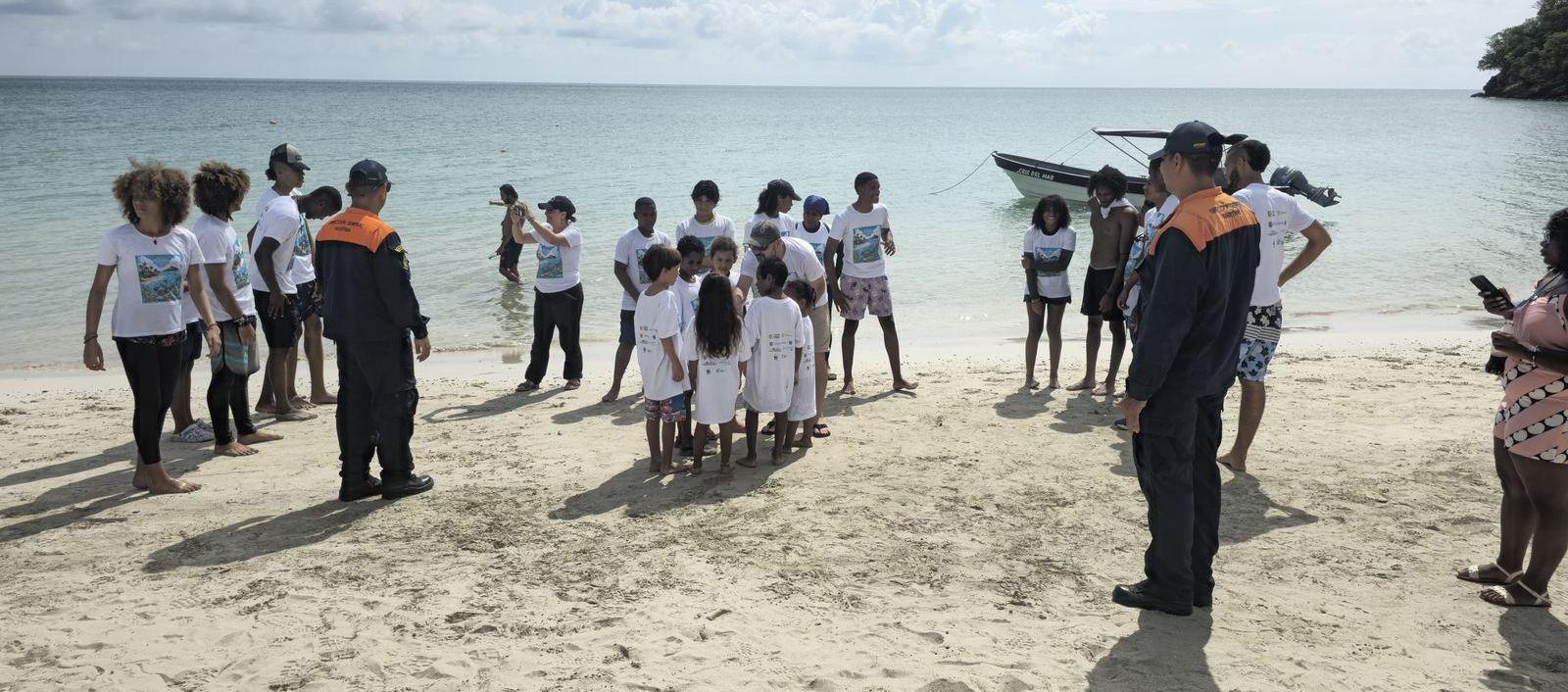 Personal de la Dimar y la comunidad en la recuperación de material reciclable en playas.