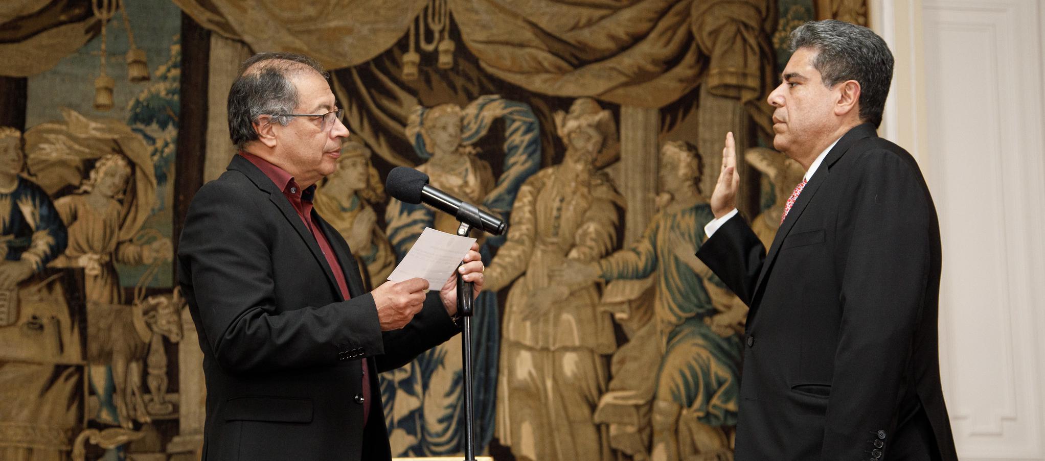 Petro posesionando a Carlos Hernán Rodríguez como Contralor.