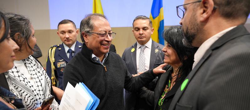 El presidente Petro saluda a algunos de los asistentes al foro Foro Paz y Reconciliación cumplido en Suecia