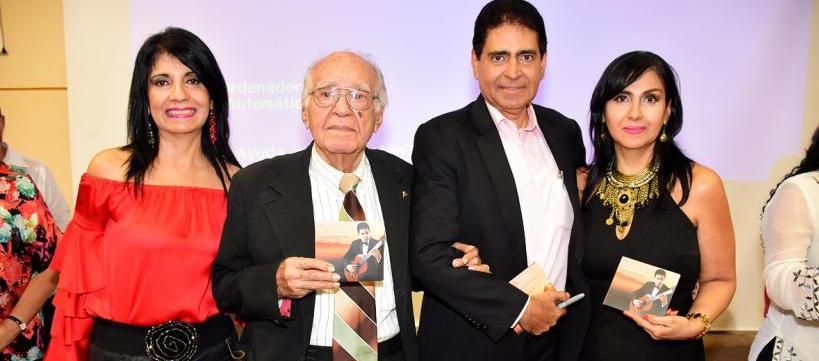 Rafael Campo Miranda junto a sus hijos.