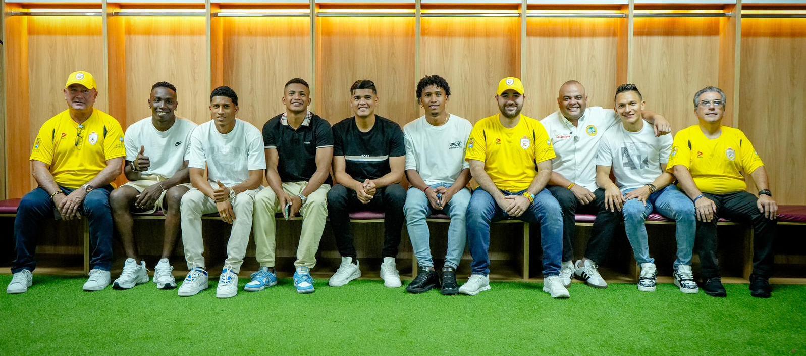 Barrios, Lara, Ditta, Cuero, De La Rosa y Montes junto al gobernador Yamil Arana y el DT Alberto Suárez