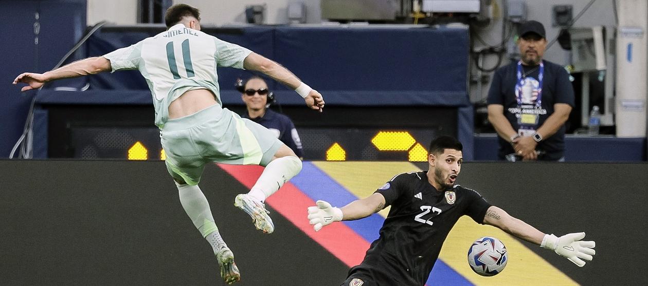 Una de las atajadas de Romo.