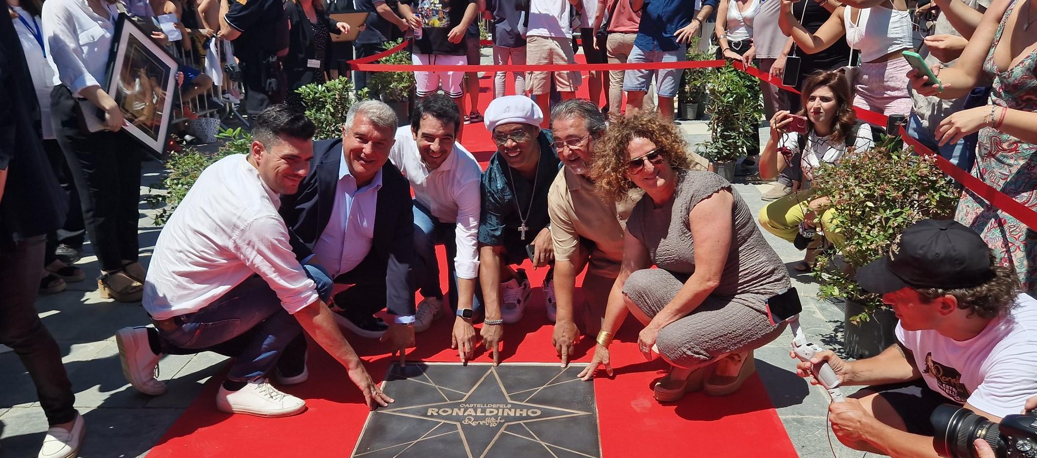 'Ronaldinho' y el presidente del FC Barcelona, Joan Laporta, y sus familiares, junto a las estrellas que ya tienen en Barcelona