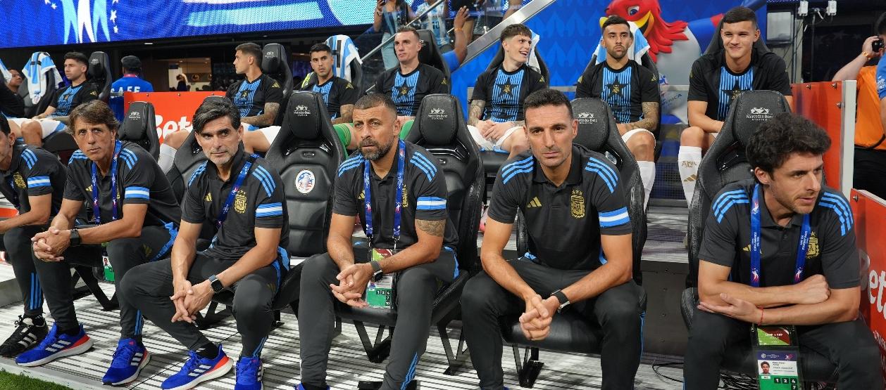 Lionel Scaloni junto a su cuerpo técnico.