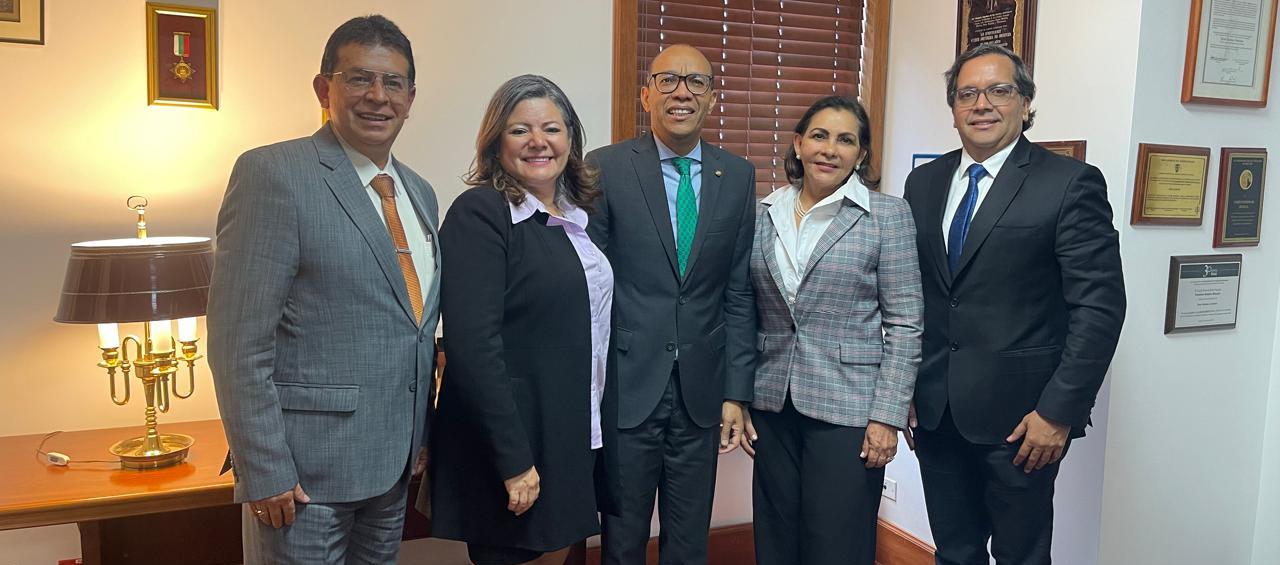 Gustavo Held Molina, presidente del Colegio de Jueces y Fiscales del Atlántico; Gerson Cheverra Castro, presidente de la Corte Suprema, y miembros de la Federación Nacional de Colegios de Jueces y Fiscales.