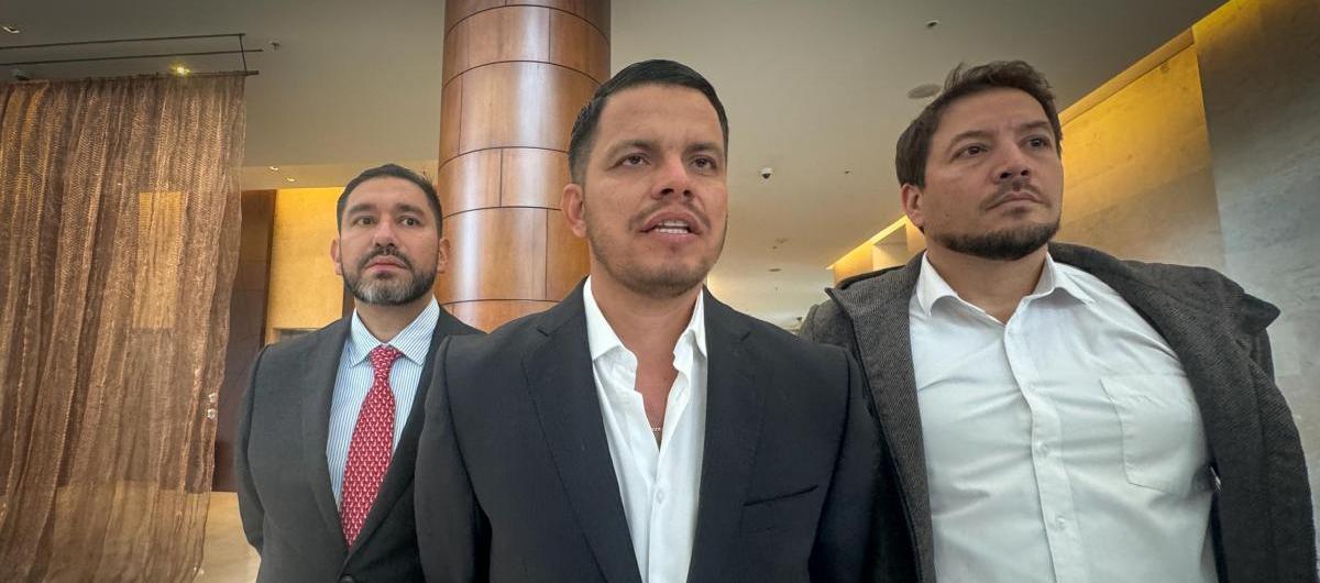 Sneyder Pinilla acompañado de sus abogados defensores.
