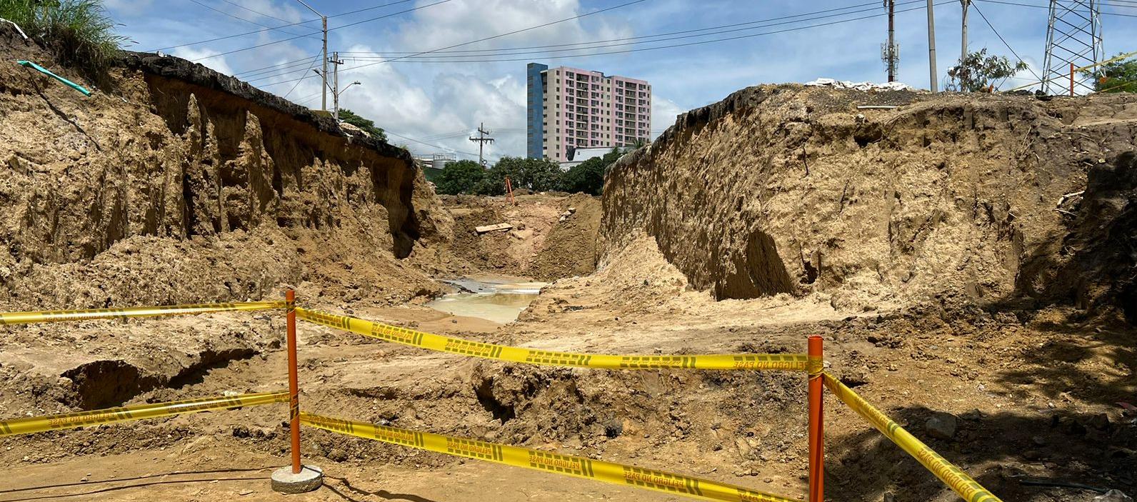 Trabajos de Triple A en el puente de la calle 30.