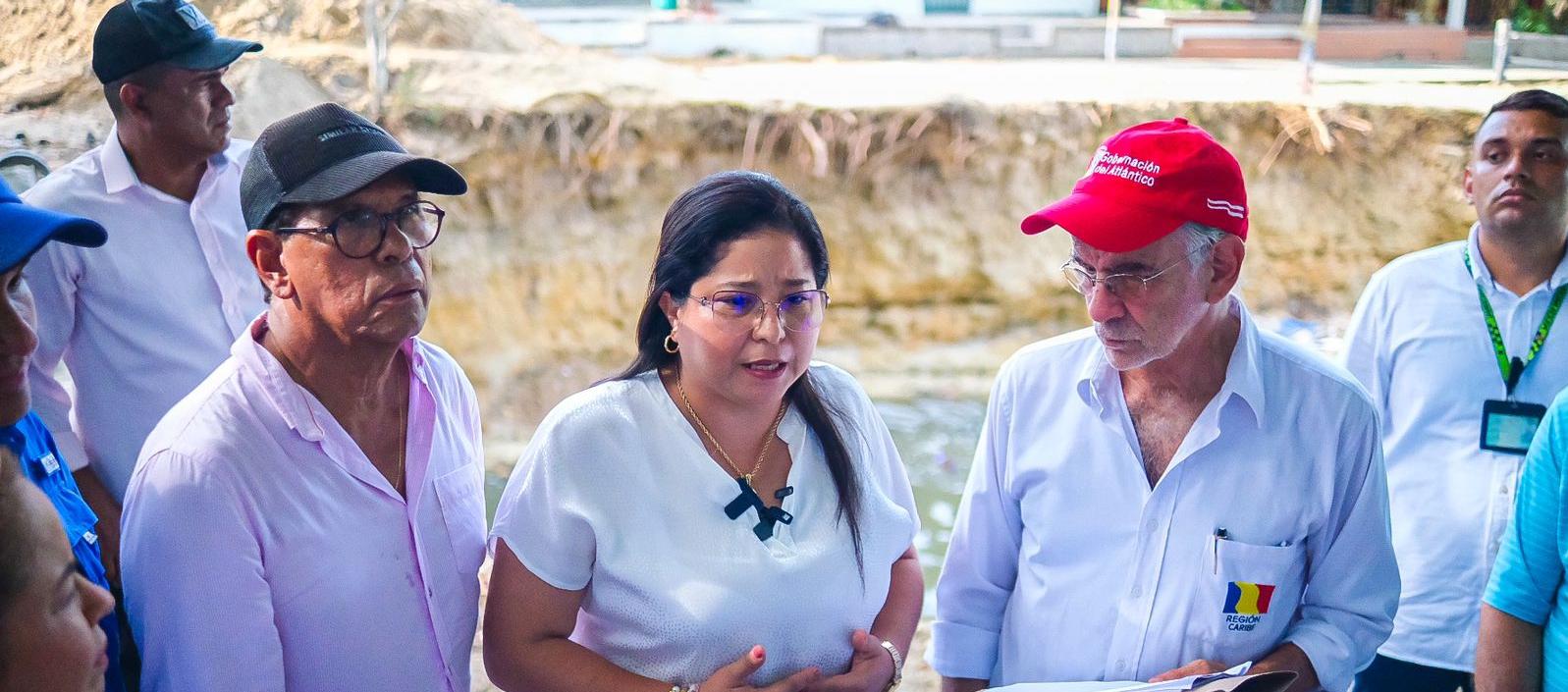 El secretario de Infraestructura del Atlántico, Azael Charris; la alcaldesa de Soledad, Alcira Sandoval, y el gobernador Eduardo Verano.