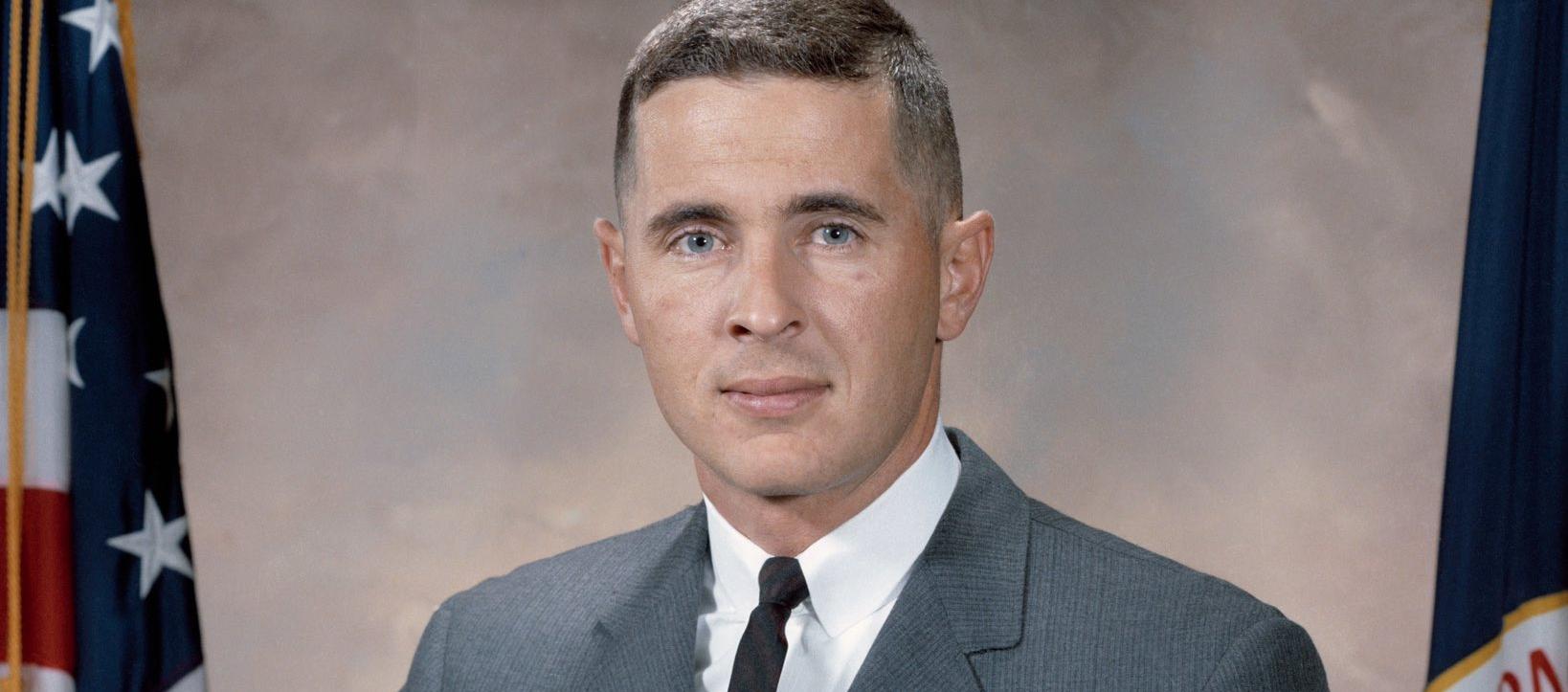 William Anders tripuló el Apolo 8. 