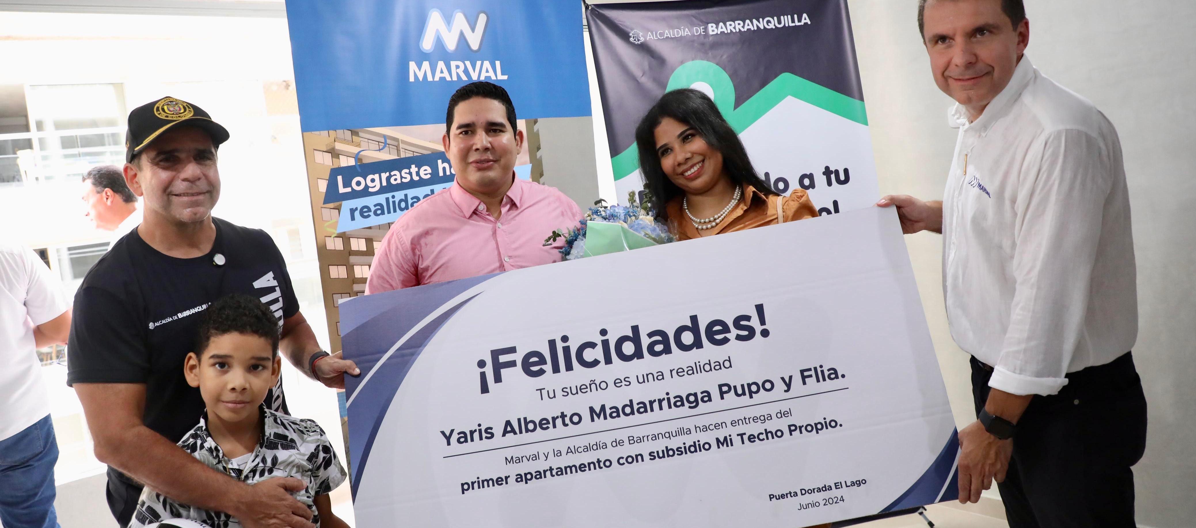 El alcalde Alejandro Char y el gerente de Marval Costa, José Luis Páez, con Yaris Madarriaga y su familia