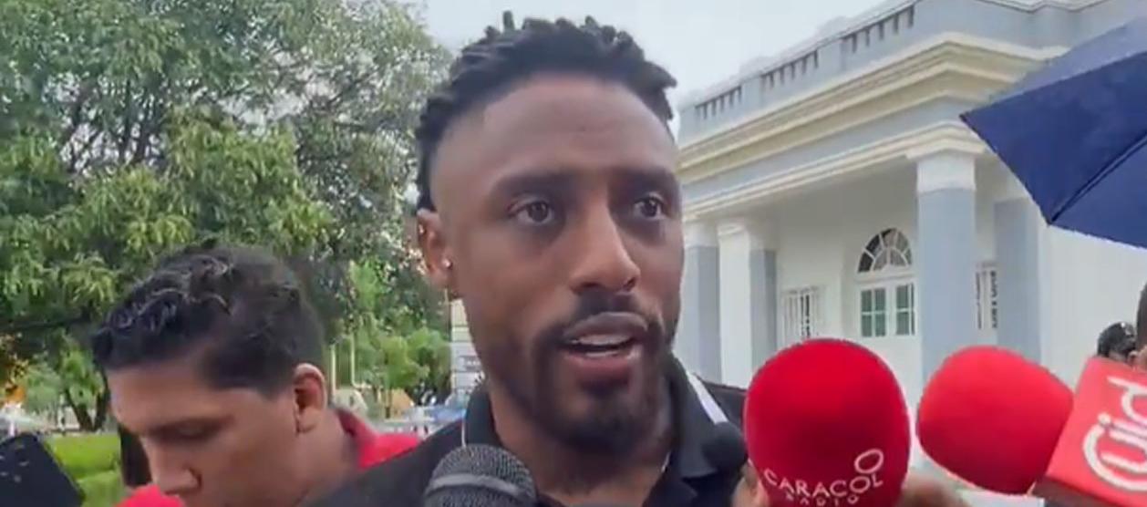 Omar Albornoz habló con los periodistas en las afueras de la sede administrativa del Junior.