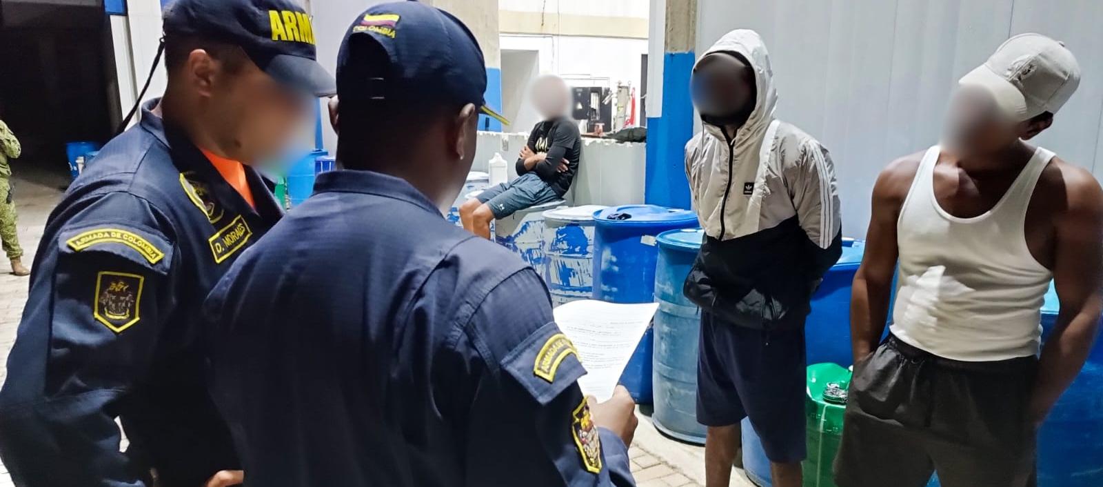 La Armada en la verificación de las identidades de los 32 migrantes rescatados de alta mar