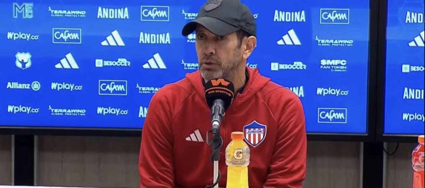 El técnico de Junior, Arturo Reyes, en la rueda de prensa tras la derrota 2-0 ante Millonarios. 