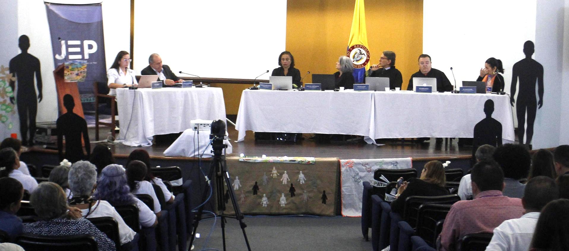 Foto referencia sobre audiencia de la JEP