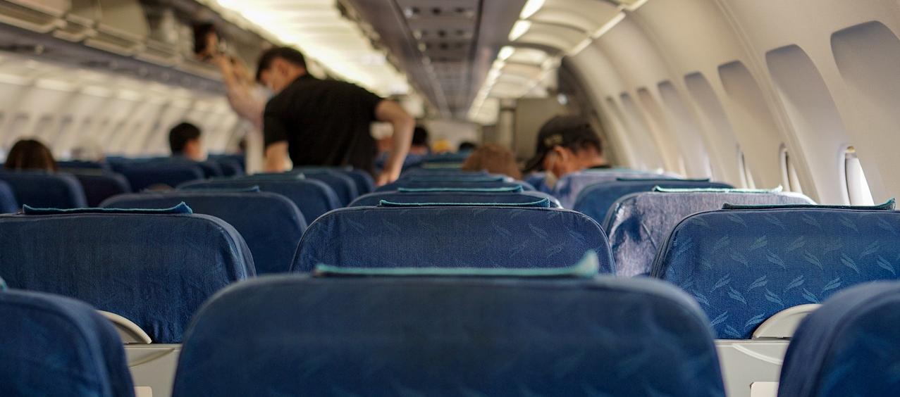 Consumir alcohol en un avión podría ser arriesgado.