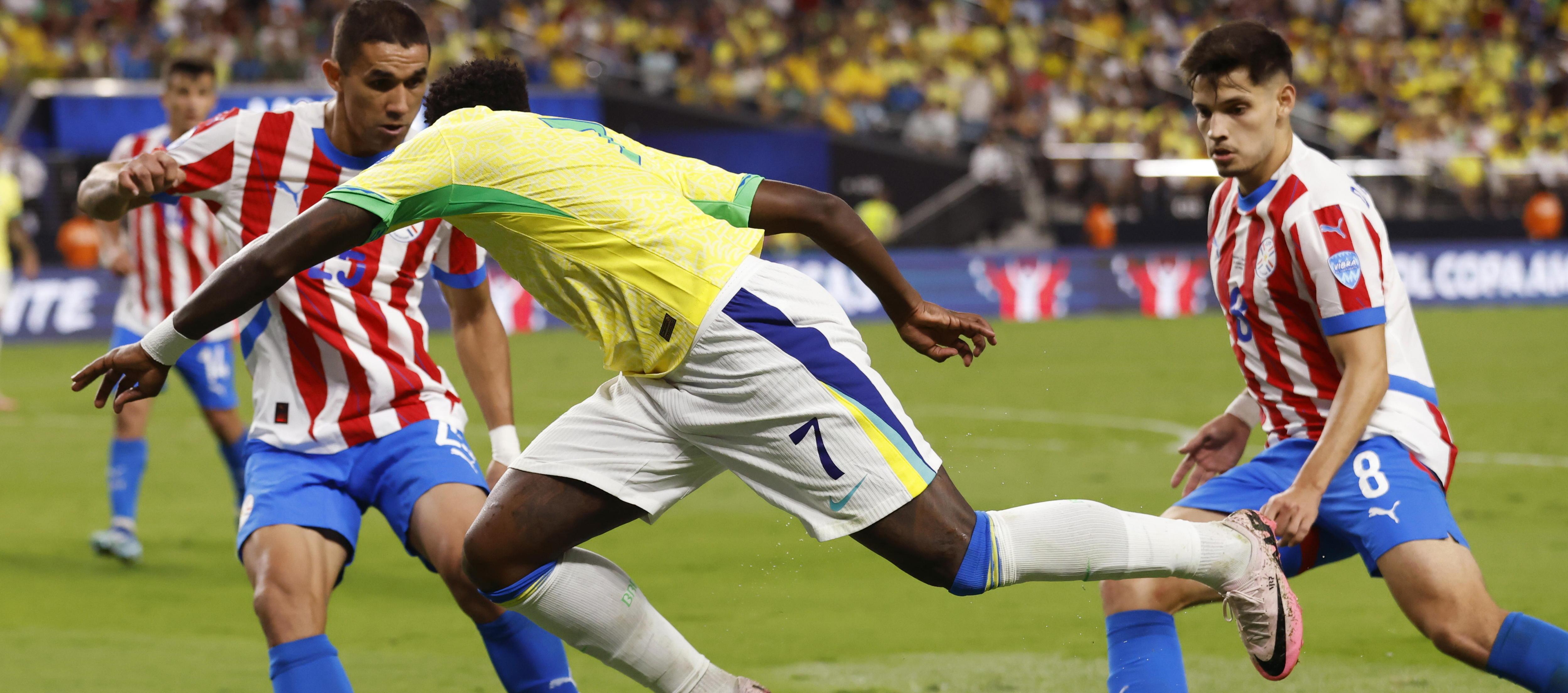 Vinicius intenta llevarse la marca de Gustavo Velázquez y Damián Bobadilla. 