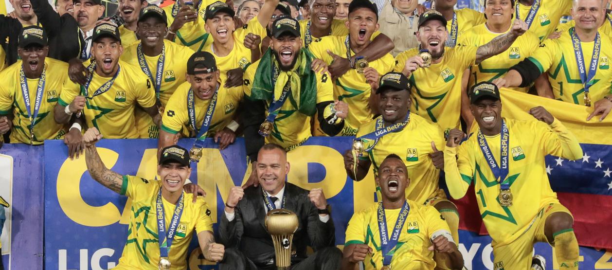 Los jugadores del Bucaramanga y el técnico Rafael Dudamel tras re ibir el trofeo de campeón del fútbol colombiano.