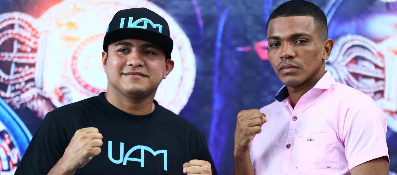 Román 'Chocolatito' González y Robert Barrera durante un encuentro promocional de su pelea. 