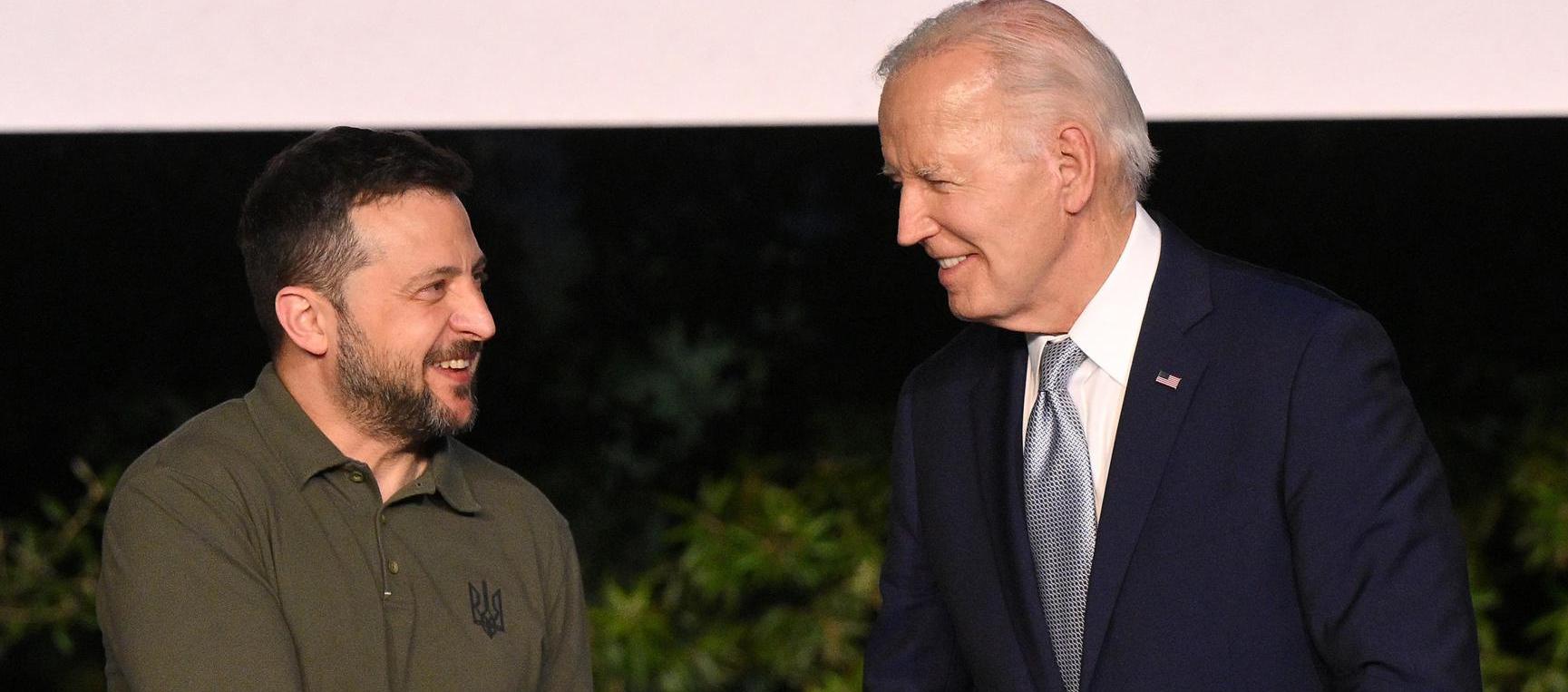 El presidente de EE.UU., Joe Biden, se saluda con su colega de Ucrania, Volodímir Zelenski, en el G-7