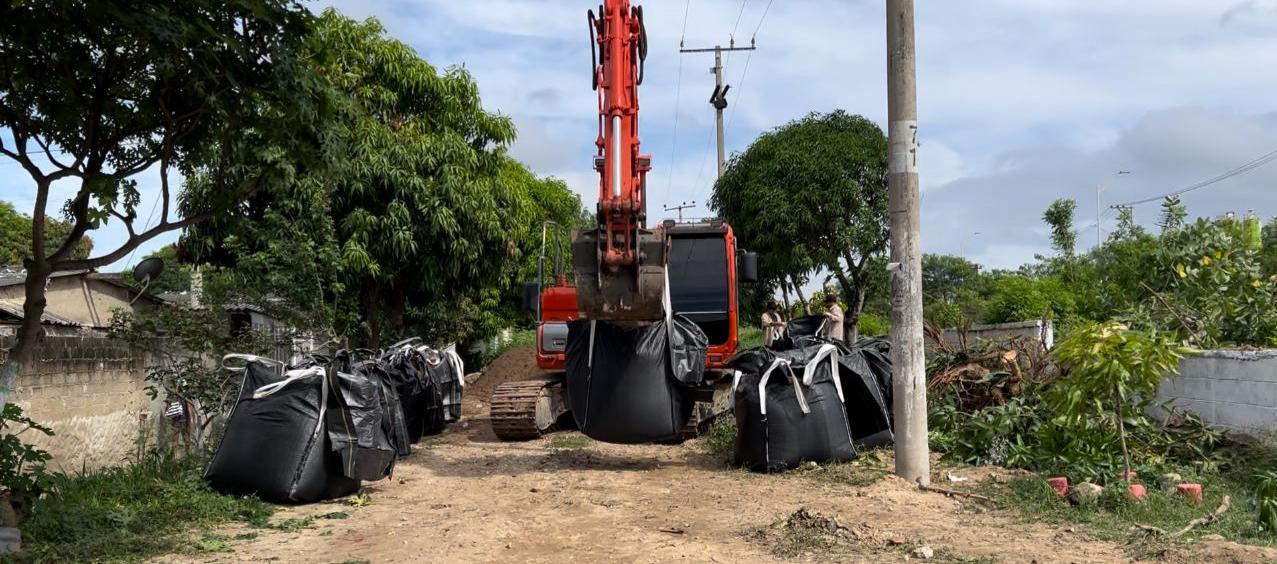 Instalan bolsas de arena en urbanización La Fe.