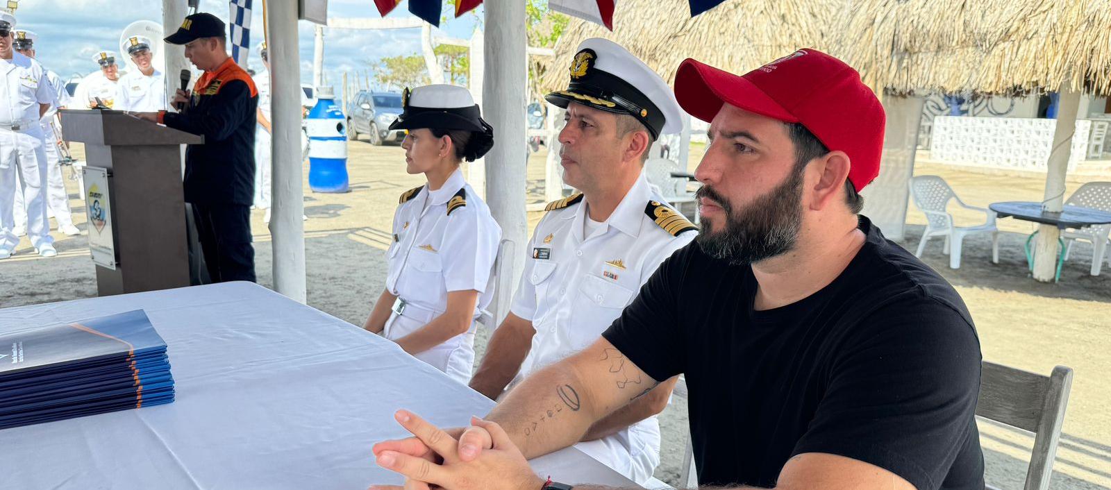 La Teniente de Fragata Kelly Puente, el Capitán de Navío Jesús Zambrano y el Subsecretario de Turismo de la Gobernación, Jaime Alfaro