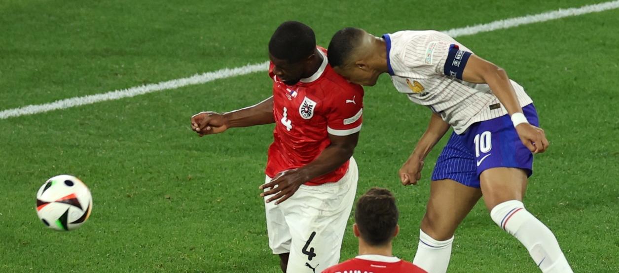 Acción en la que Kylian Mbappé se rompió la nariz, lo cual le obligó a salir de la cancha. 