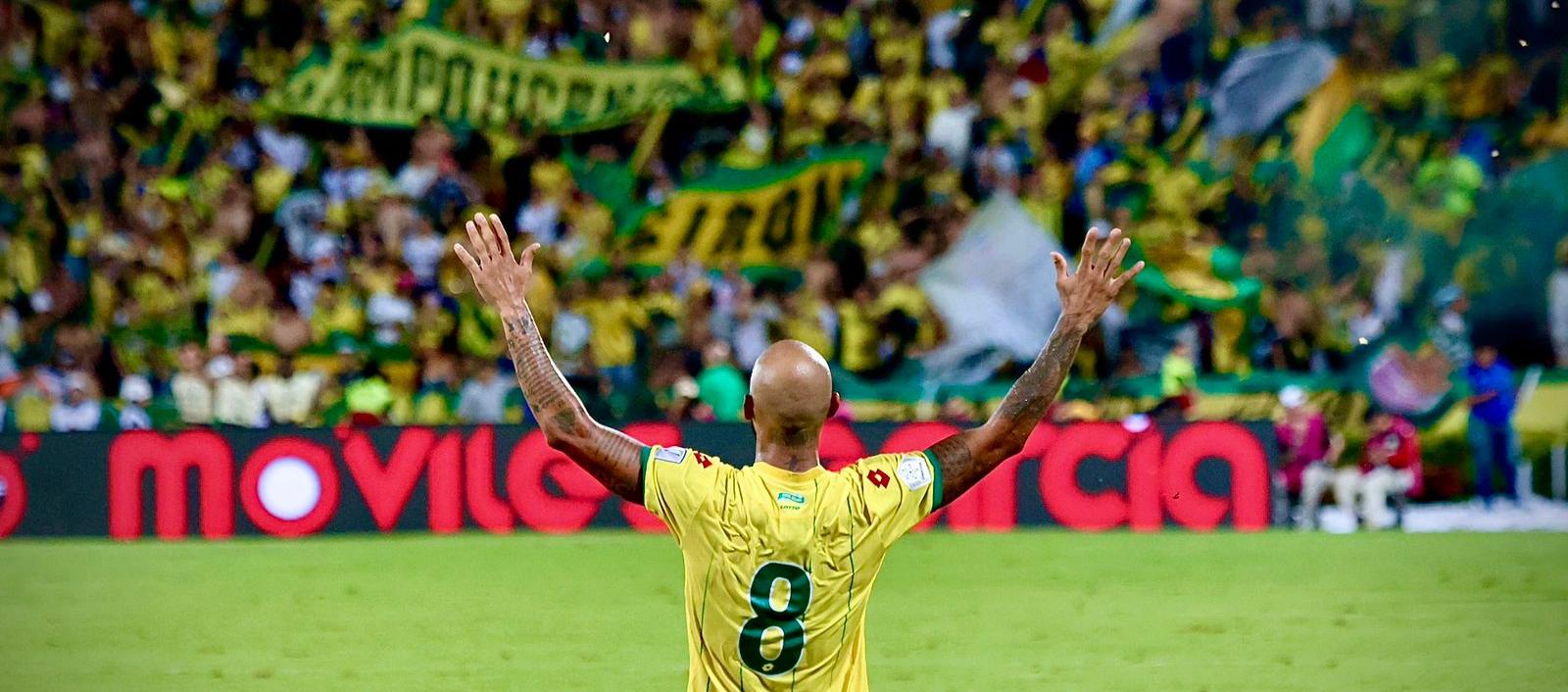 La afición del Bucaramanga celebrando el gol de Freddy Hinestroza. 