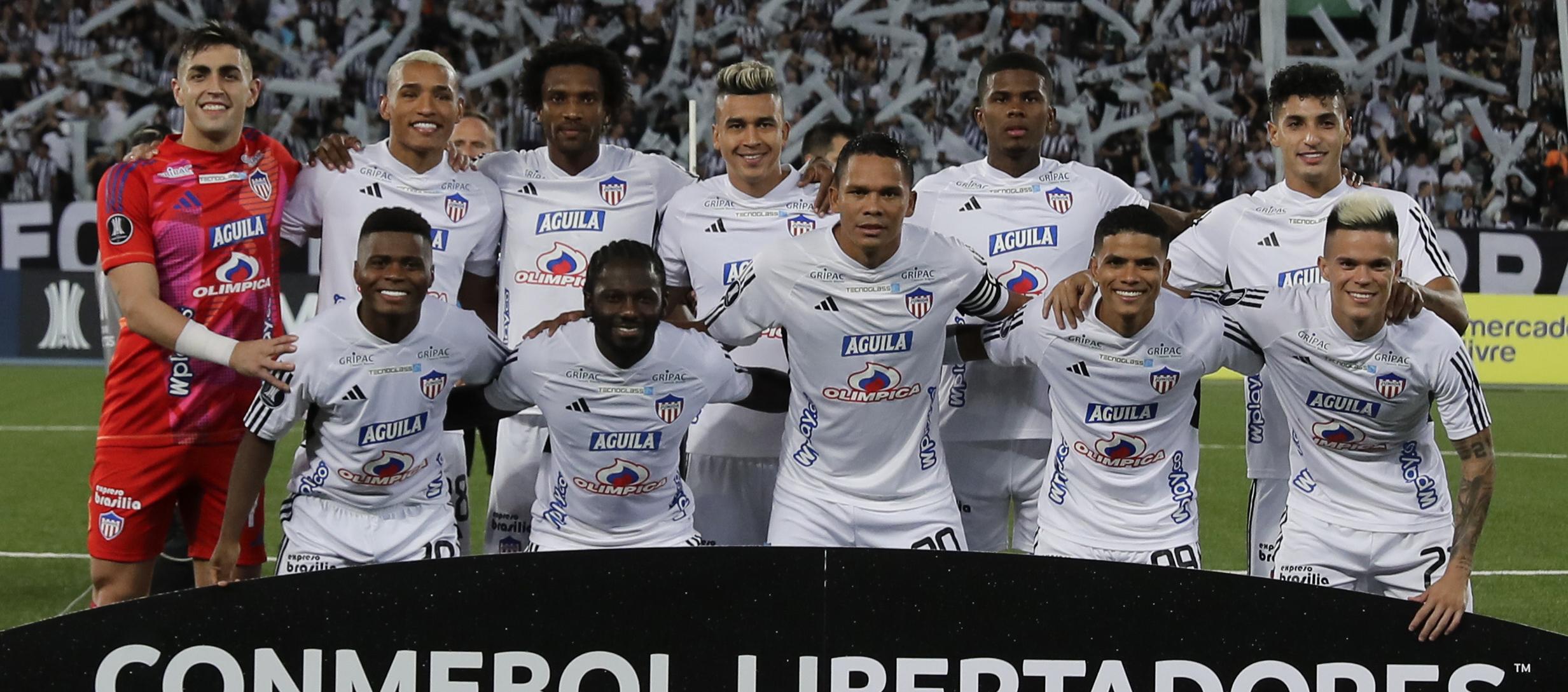 Junior clasificó a octavos de final como primero del Grupo D. 