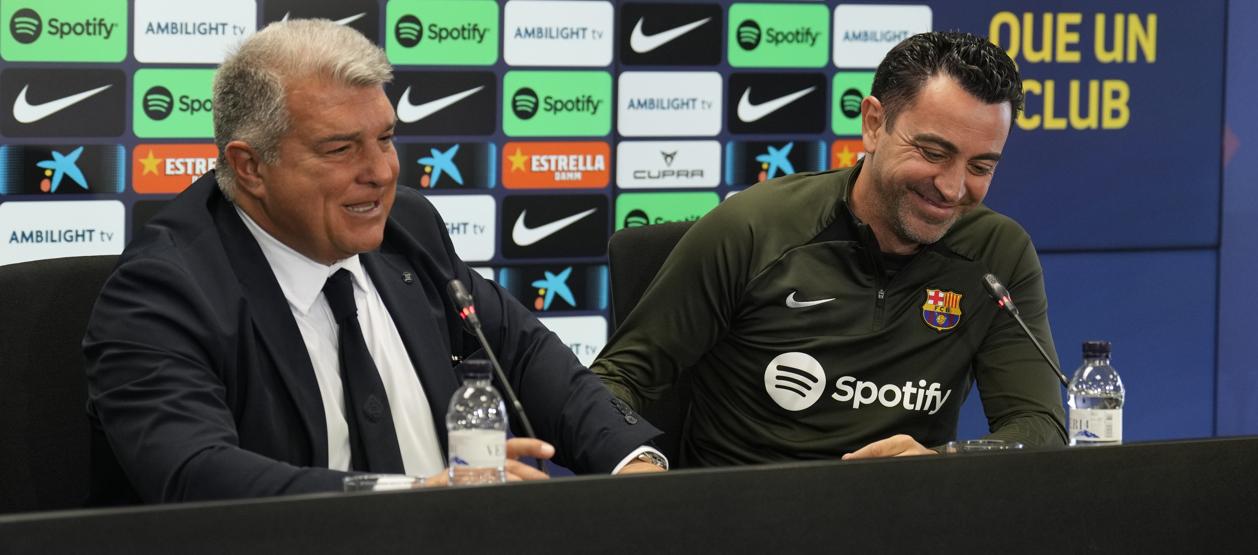 Joan Laporta y Xavi Hernández, técnico saliente del Barcelona. 