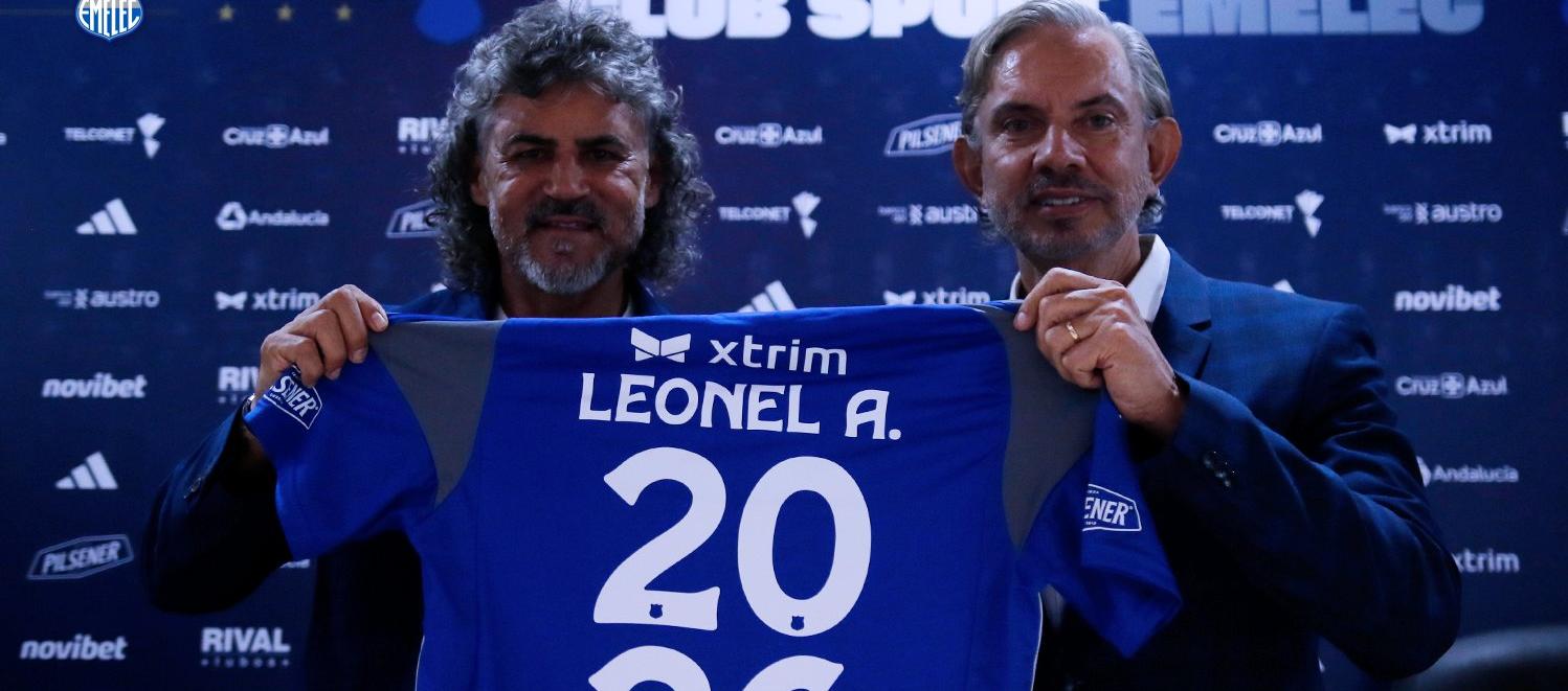 Leonel Álvarez en su presentación como nuevo técnico del Emelec. Lo acompaña José Pileggi, presidente del club.