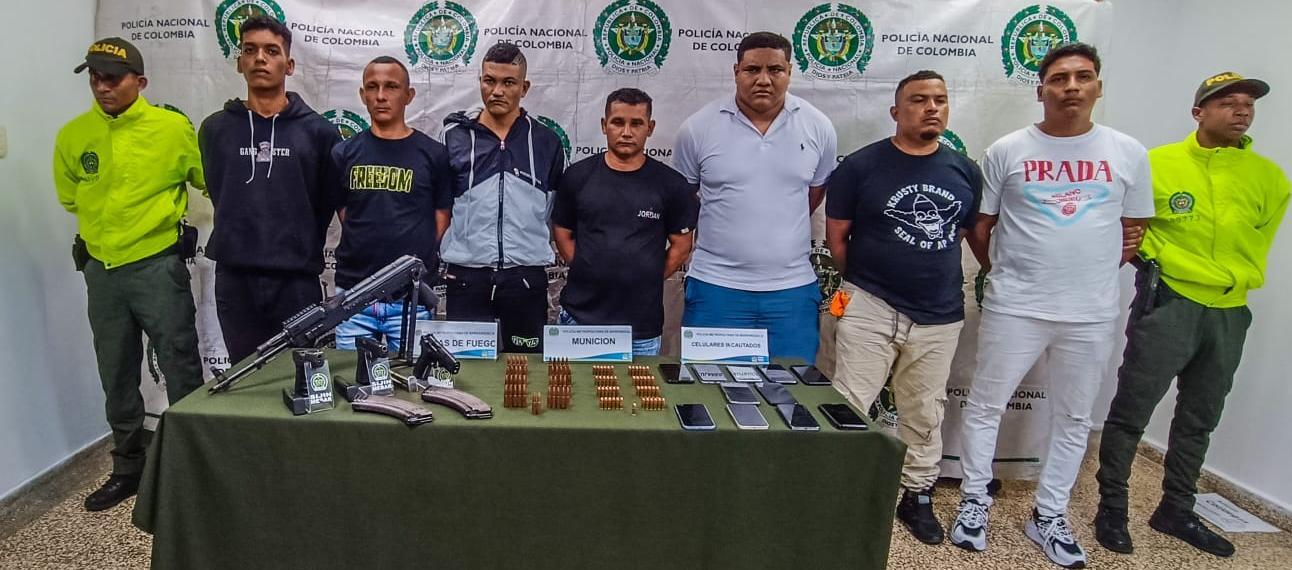 Los hombres cuando fueron capturados por la Policía. 