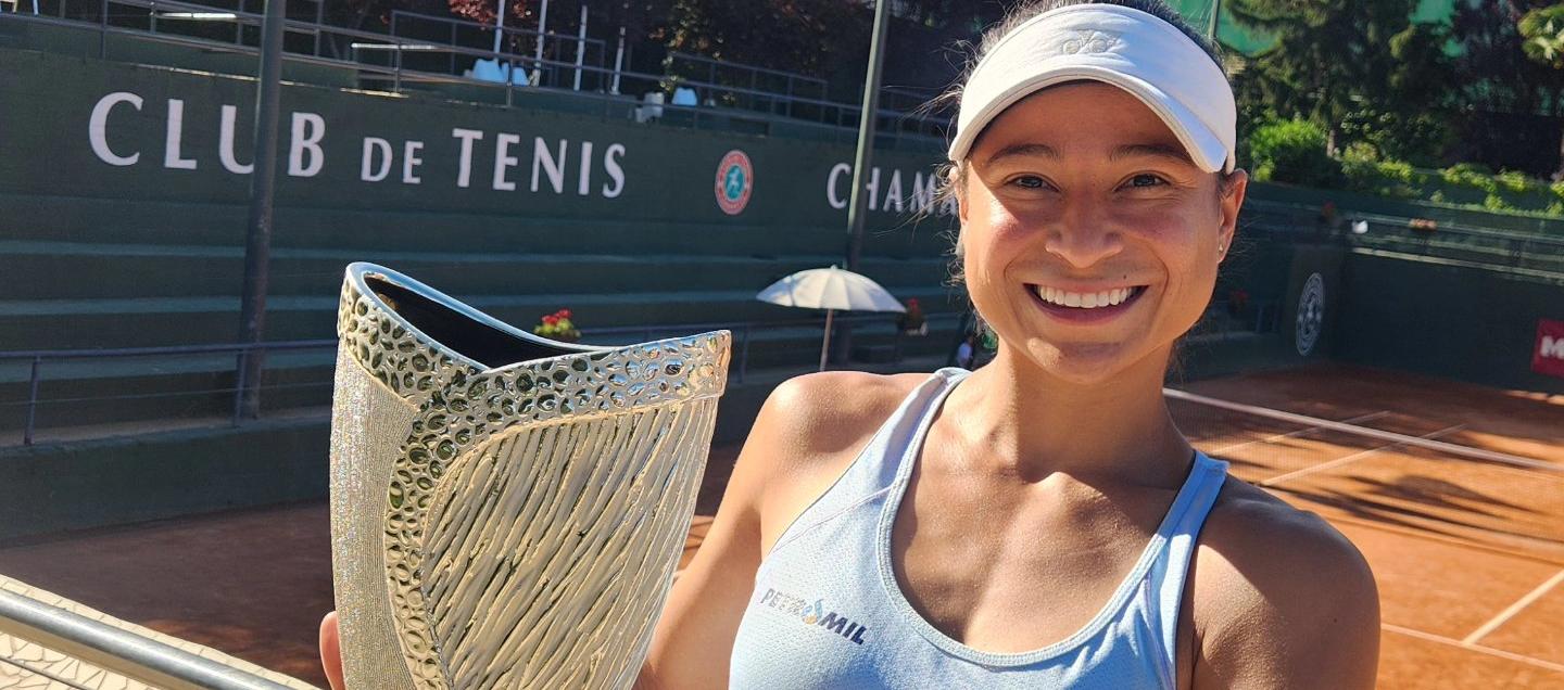 María Fernanda Herazo con el trofeo de campeona.  