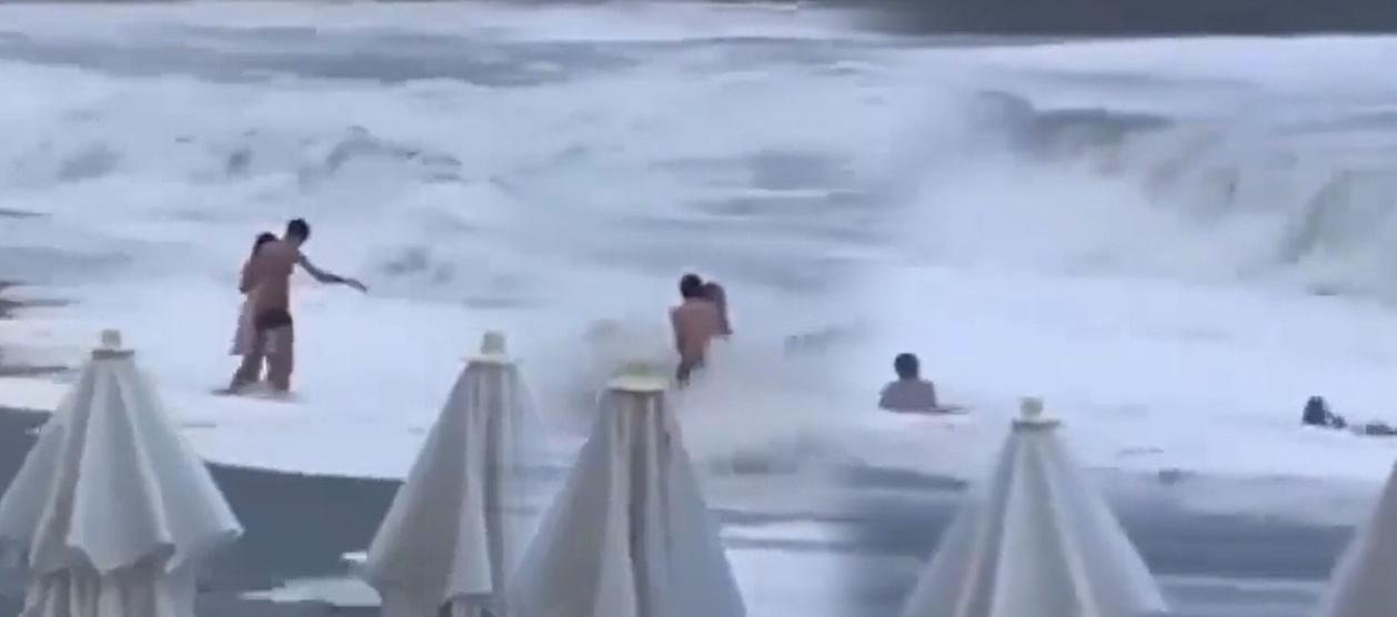 Mujer junto a su novio en el mar Negro.