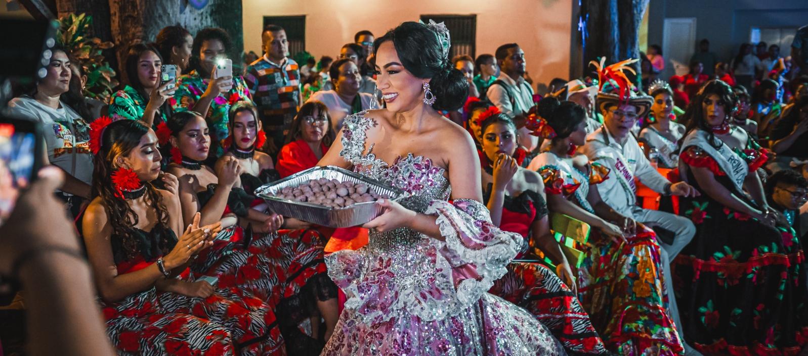 María Victoria Vargas, Reina del Carnaval de Soledad 2024, orgullosa con las butifarras de su municipio.
