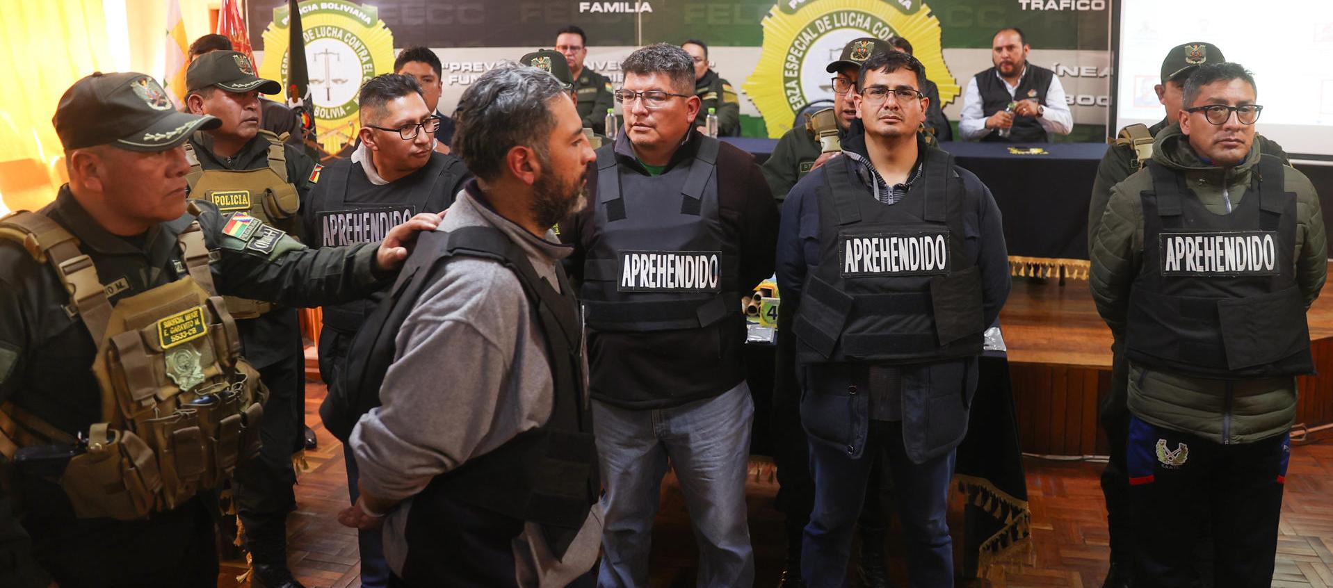 Varios policías escoltan a algunos de los militares capturados este jueves en Bolivia