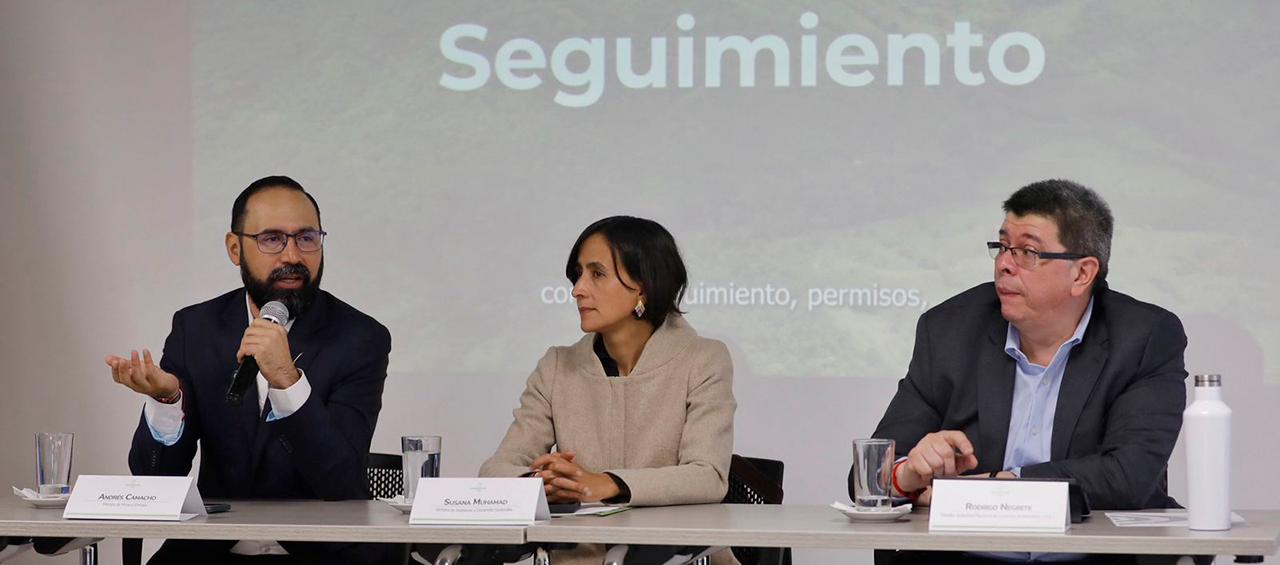  Los ministros de Minas, Andrés Camacho; de Ambiente, Susana Muhamad, y el director de la ANLA, Rodrigo Negrete.