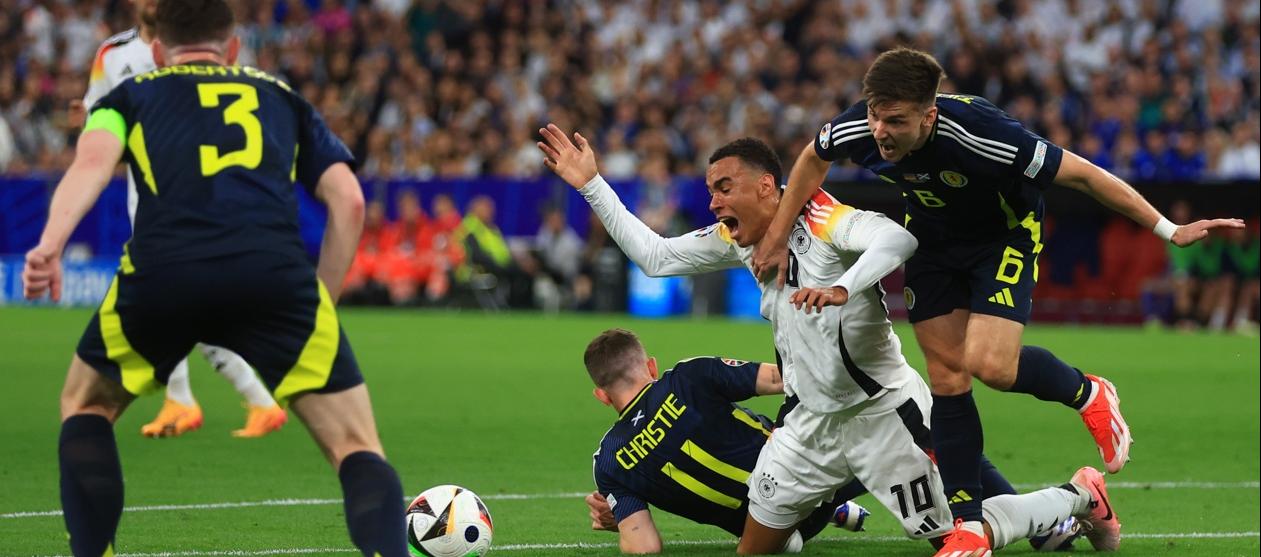 Esta infracción sobre Musiala fue sancionada como pena máxima, pero después fue reconsiderada por el VAR.