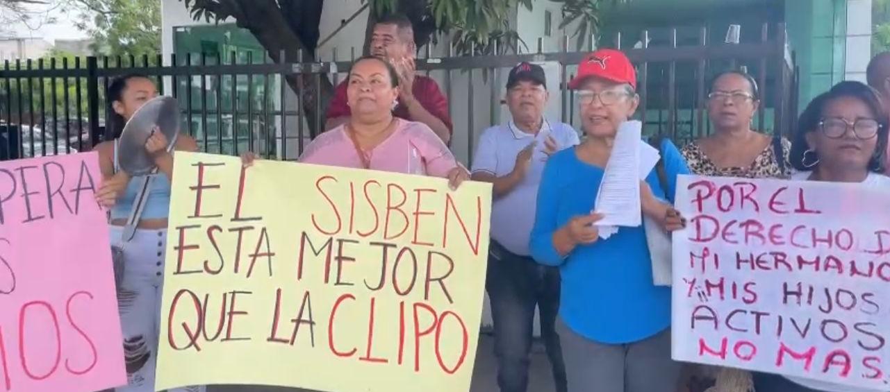Los usuarios de la Clínica de la Policía en el plantón de hoy viernes