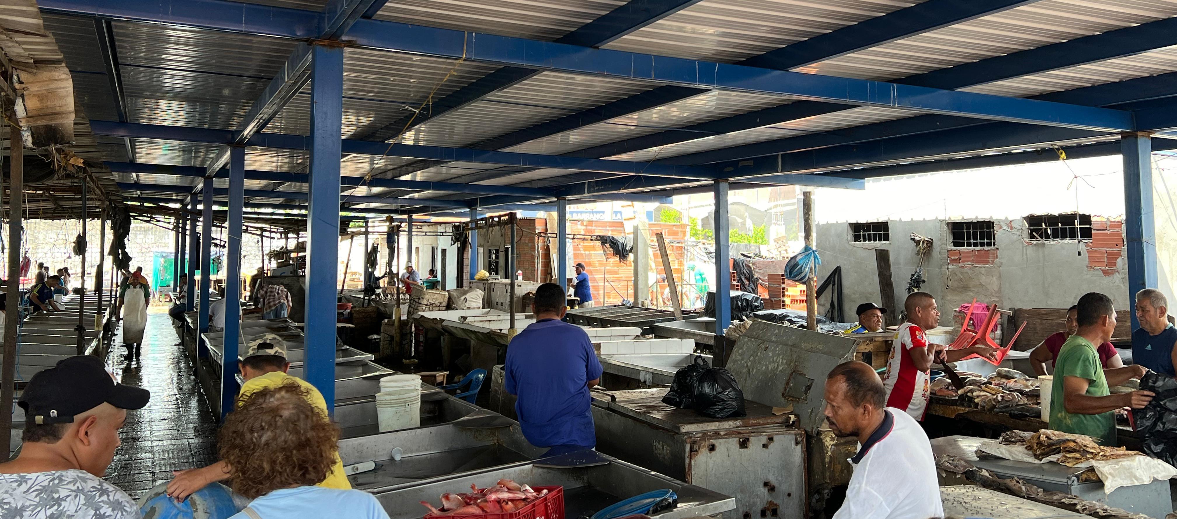 Así va quedando el nuevo techo de la plaza del pescado de Barranquillita