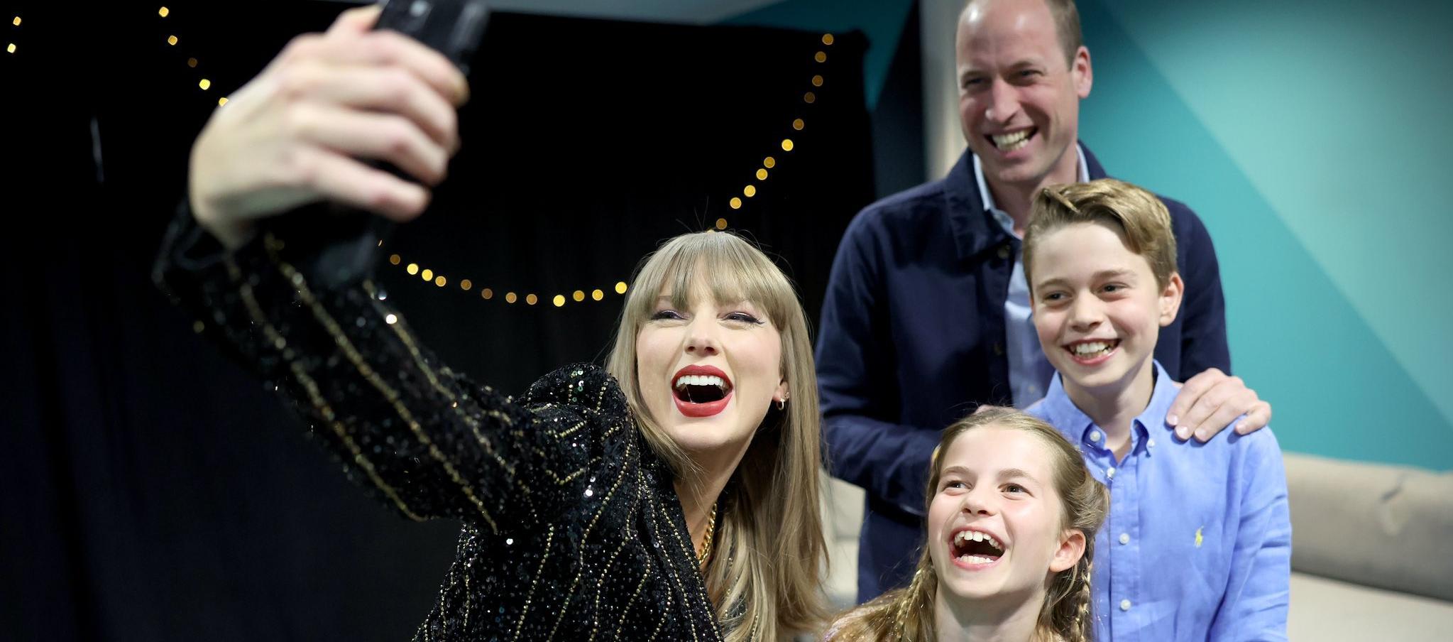 Príncipe Guillermo junto a sus dos hijos y la cantante Taylor Swift.