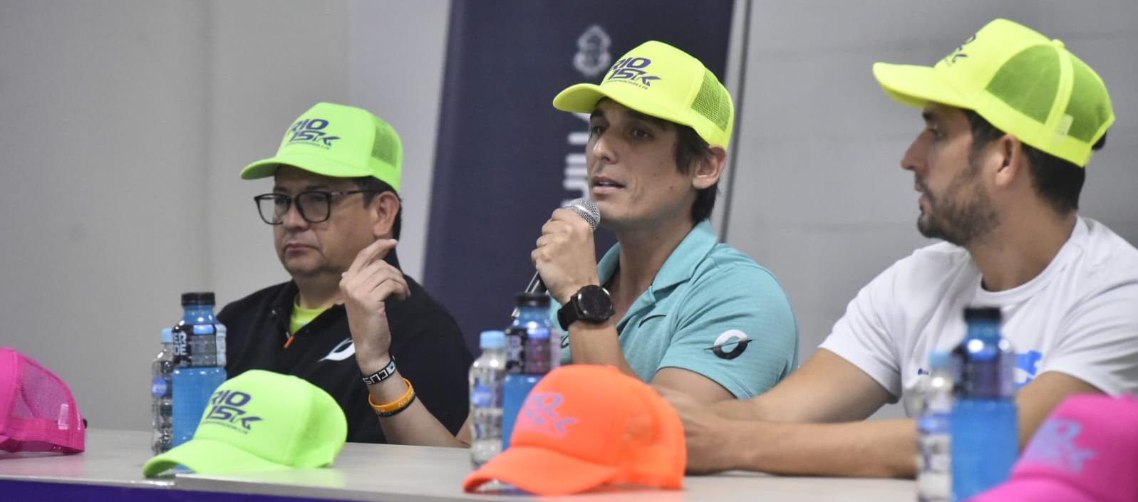 Kevin Toro (centro), director de la Río15K, y Daniel Trujillo durante el lanzamiento de la carrera. 