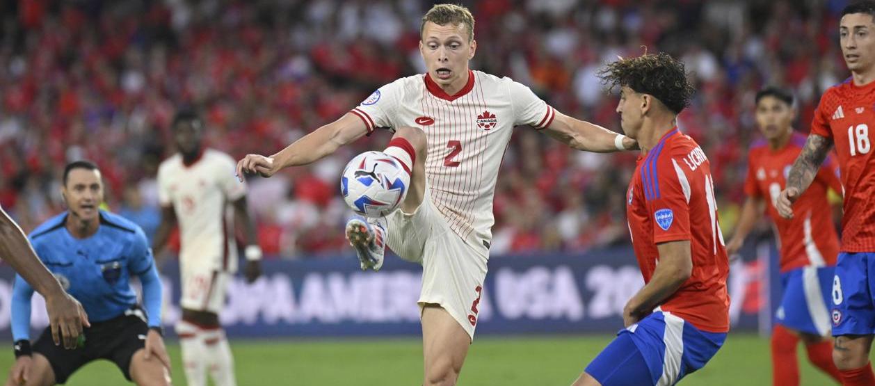 Wílmar Roldán en plena acción durante el partido entre Canadá y Chile. 