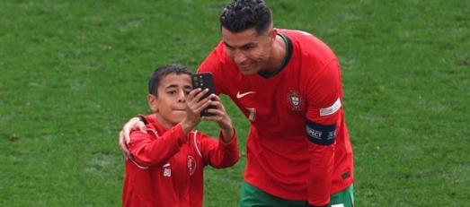 El niño que saltó a la cancha en pleno partido Turquía-Portugal logro la foto con Cristiano