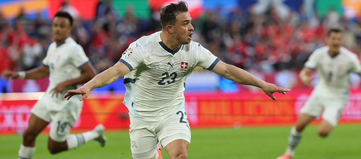 Xherdan Shaqiri celebra el gol con el que le dio el empate a Suiza. 