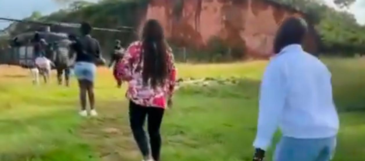 Sigifredo Márquez en el momento en que abordaba el helicóptero del Ejército