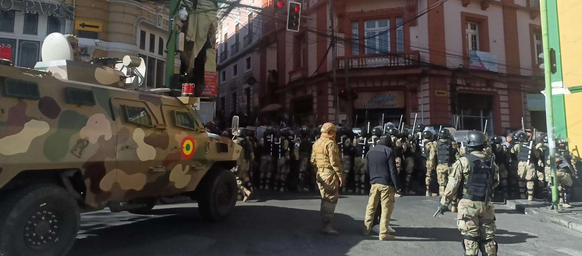 Tanques militares en la Plaza de la Paz, frente a la sede del Gobierno