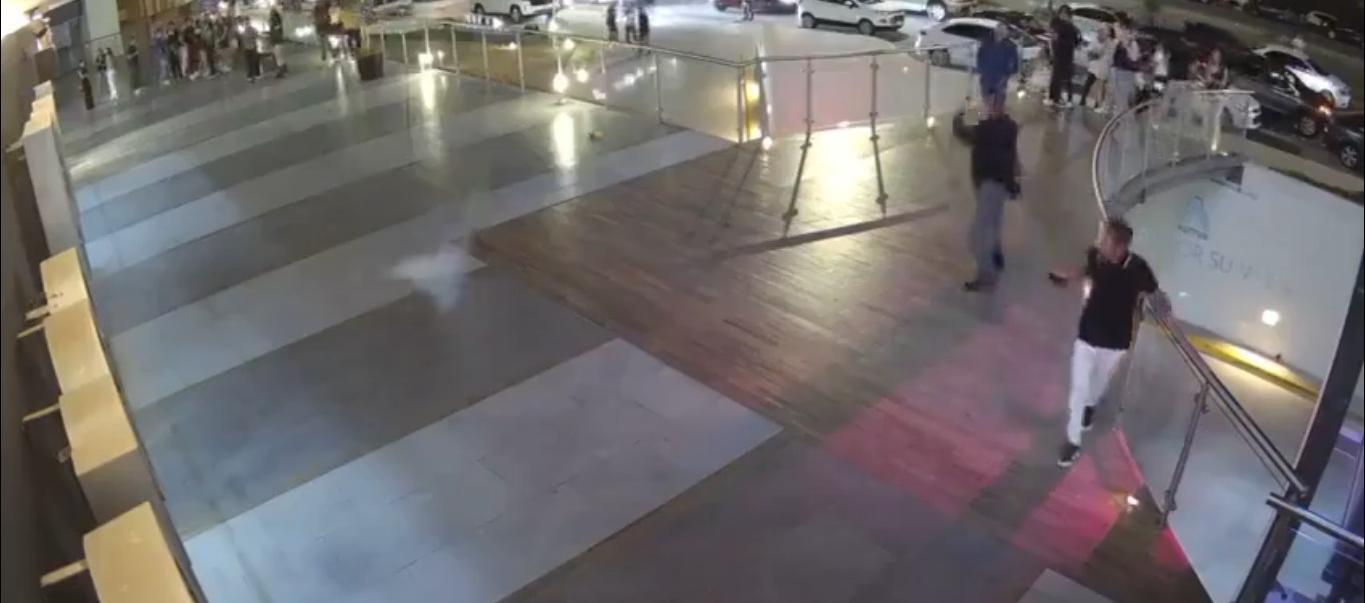 En este sitio cayeron desde un tercer piso los asistentes a un bar en México