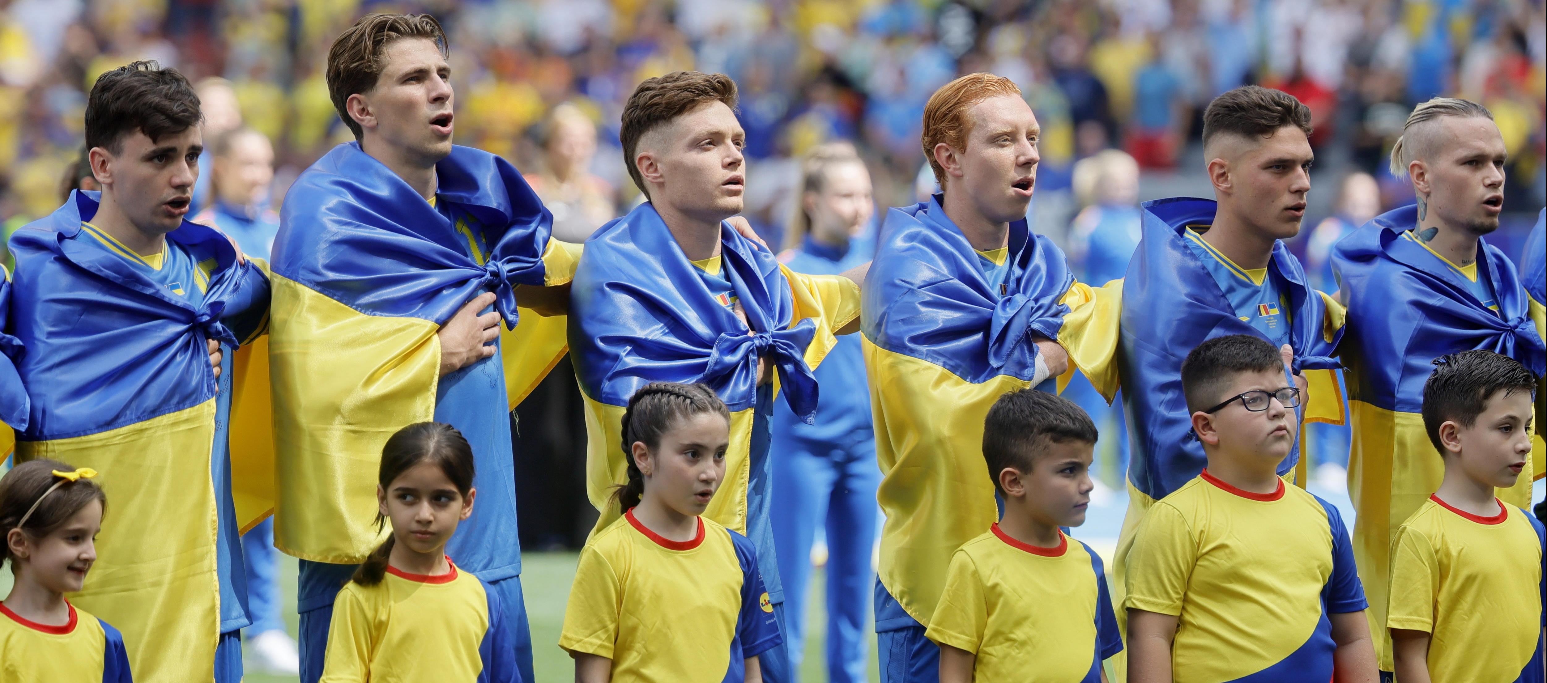 Jugadores de la selección ucraniana en los actos protocolarios previos al partido contra Rumania. 
